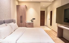 Hotel Tanveer, Kurali